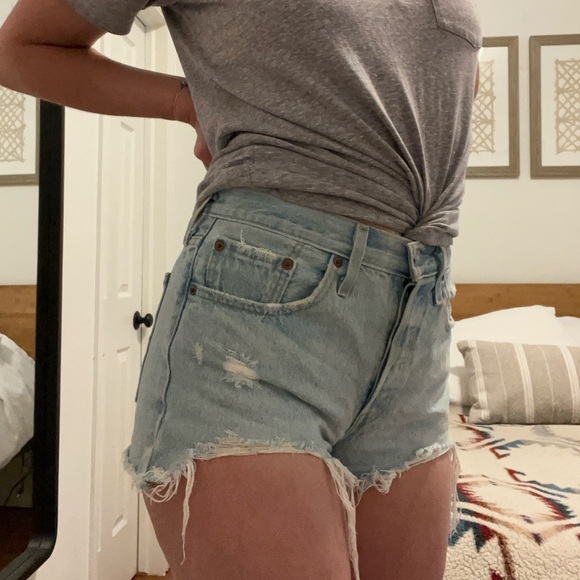 Levi 501® ORIGINAL FIT HIGH RISE WOMEN'S SHORTS - Picture 2 of 6